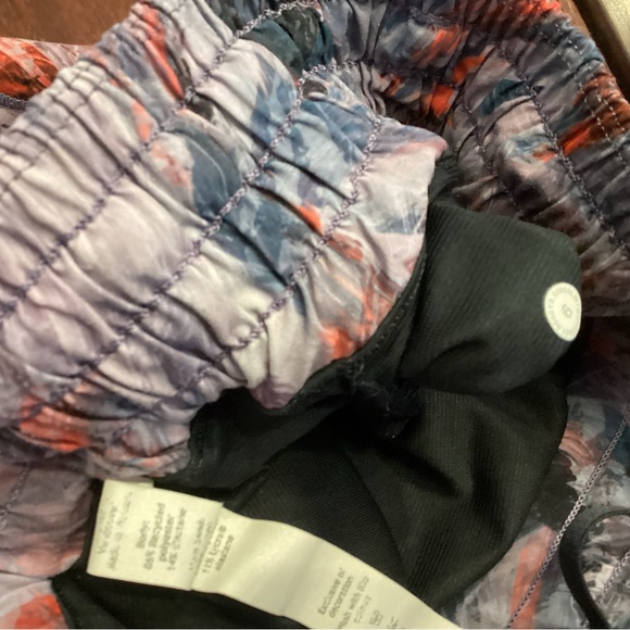 lululemon Hotty hot Shorts high rise 4 inch - Picture 4 of 6